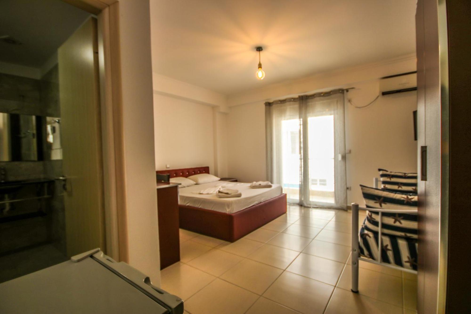 Hibiscus , Aparthotel Himare