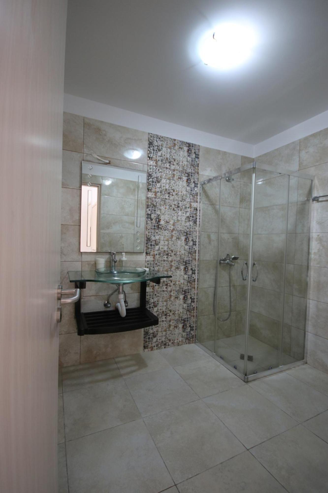 Hibiscus , Aparthotel Himare