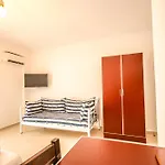 Hibiscus Accommodations & Breakfast, Himare