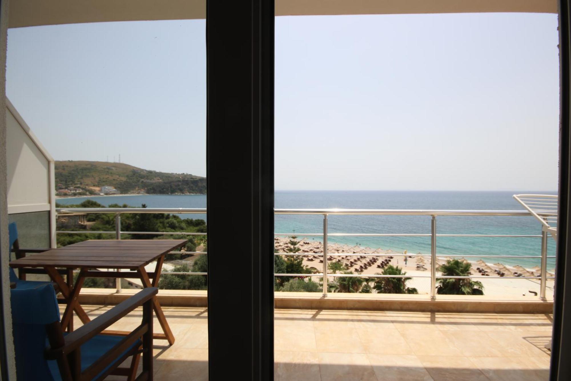 Hibiscus & Breakfast, Himare