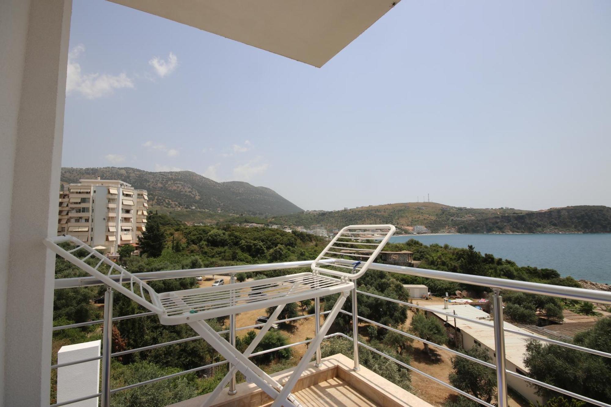 Hibiscus & Breakfast, * Himara
